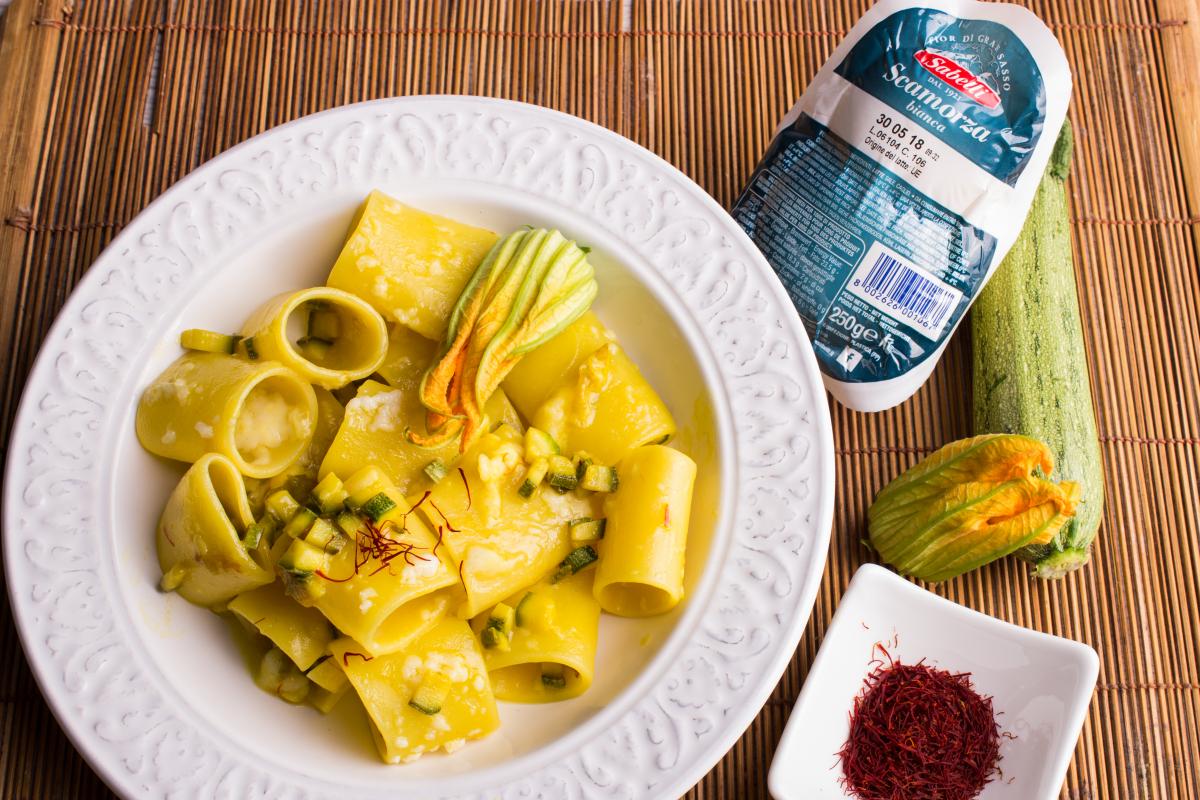 Paccheri con scamorza affumicata, zafferano e zucchini