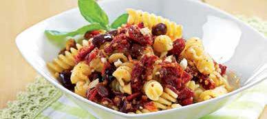 Fusilli con pesto di pomodori secchi, olive e mandorle