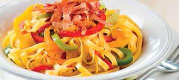 Tagliatelle con julienne di peperoni e speck croccante