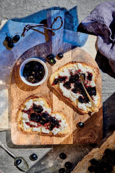 Confettura d’uva con pane di Matera e ricotta fresca