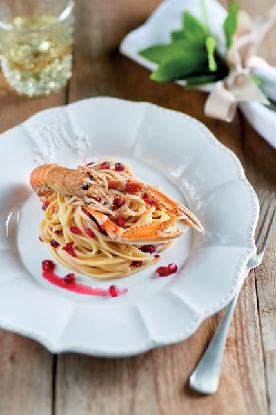 Linguine con scampi e melagrana