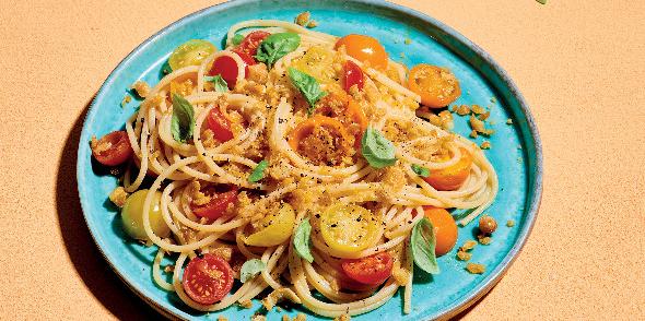 Spaghetti con pomodorini bicolori e crumble di ceci