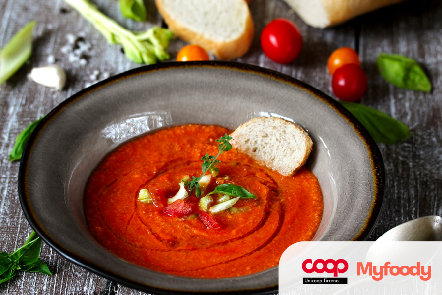 Gazpacho a spreco zero con cetrioli, anguria e pomodori maturi