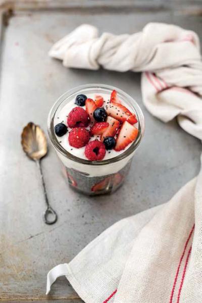 Budino ai semi di chia al latte di mandorla e fragole