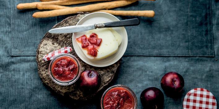 Chutney di peperoni rossi, mele e prugne