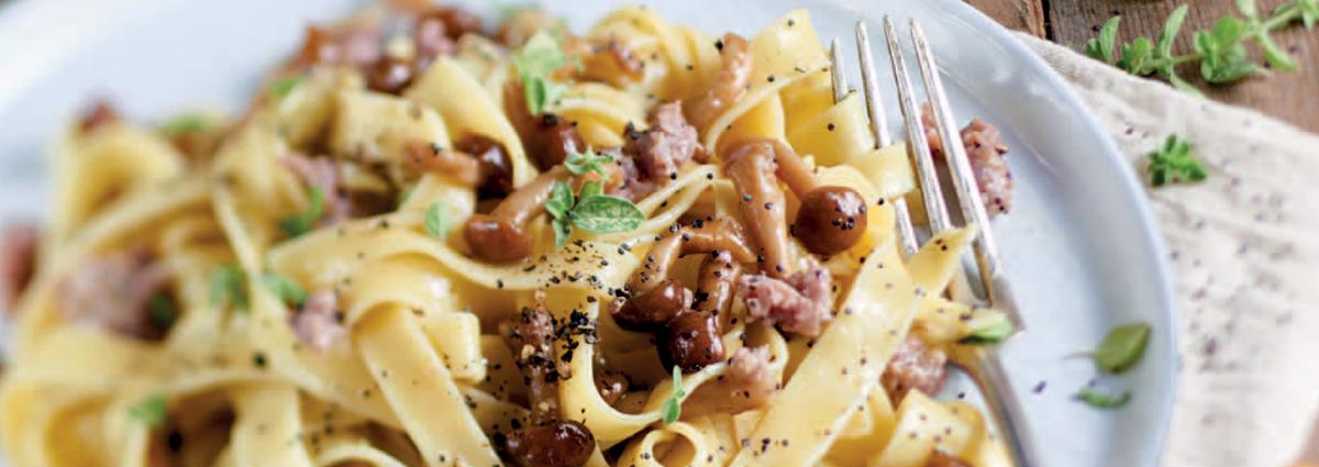 Tagliatelle con pioppini, porri e salsiccia