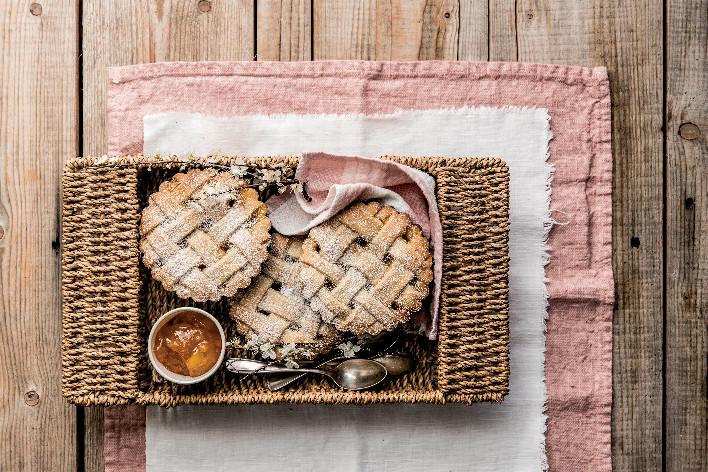 Crostatine di farro e mandorle con confettura d’albicocca