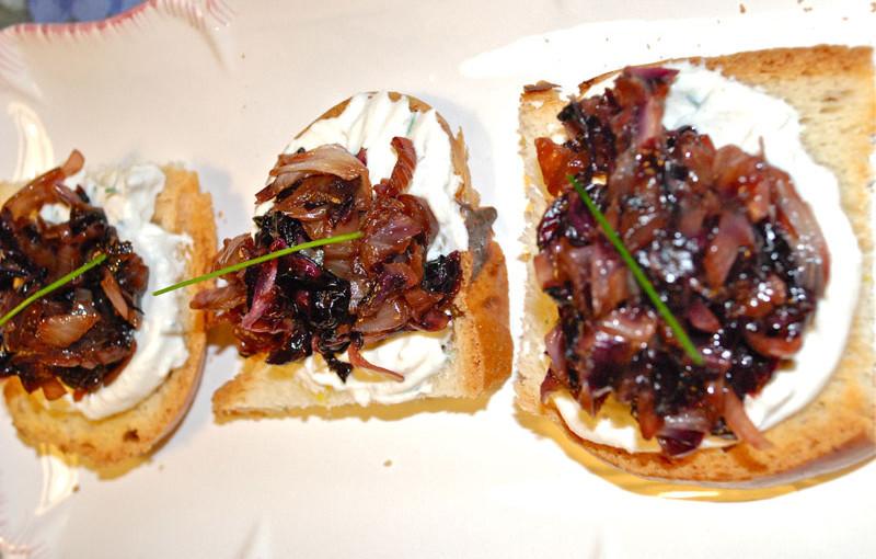 CROSTINI DI RICOTTA ALLO ZENZERO CON RADICCHIO 