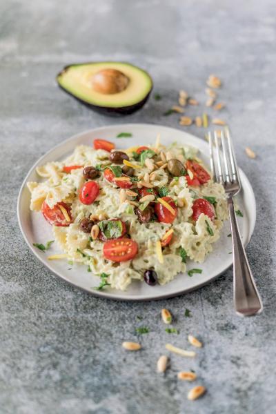 Farfalle con crema di avocado e pomodorini