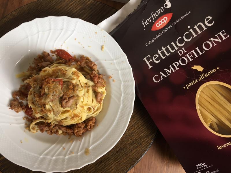 Fettuccine di Campofilone con crema di carciofi, salsiccia croccante  e briciole di pane all’ arancia 