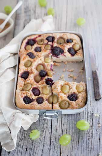 Focaccia dolce con more e uva