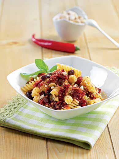 Fusilli con pesto di pomodori secchi, olive e mandorle