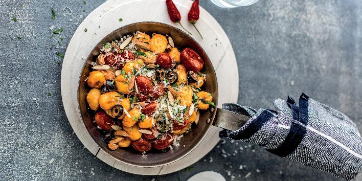 Gnocchi alla puttanesca con paprica e mandorle