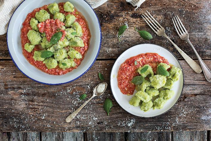 Gnocchi verdi alle zucchine con sugo al basilico e ricotta