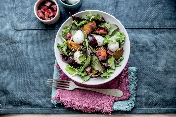 Insalata con susine, mozzarella e cubetti di crudo piccanti