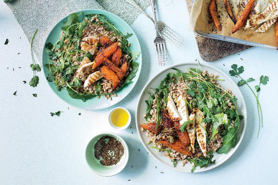 Insalata di carote speziate, farro e pollo alla piastra 