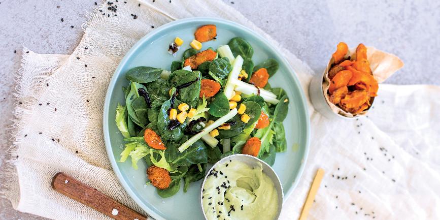 Insalata di spinacini con crema di avocado e chips di carota