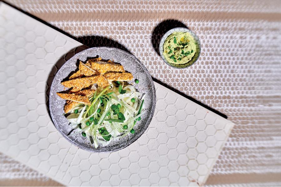 Insalata di finocchi e piselli con bastoncini di pollo alla quinoa e salsa di anacardi