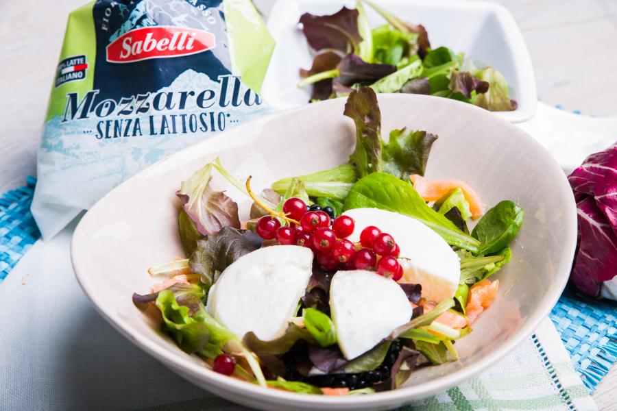 Insalata con salmone, mozzarella senza lattosio e frutti rossi