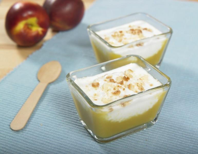 Mousse di pesche con crema allo yogurt