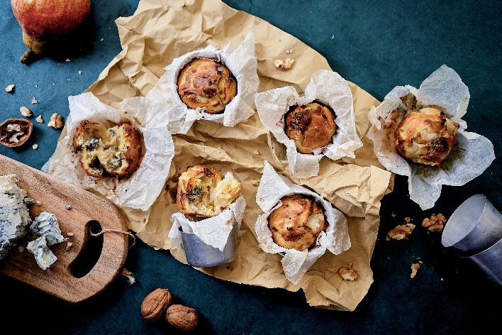 Muffin salati con gorgonzola piccante, noci e pere