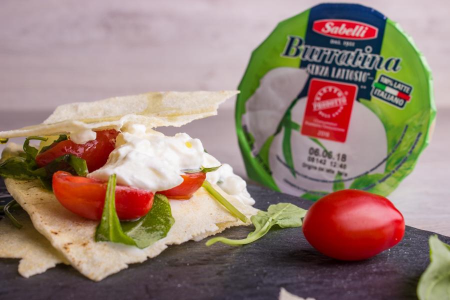 Millefoglie di pane carasau con rucola, pomodorini e burratina senza lattosio