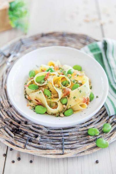 Pappardelle cacio e pepe con fave