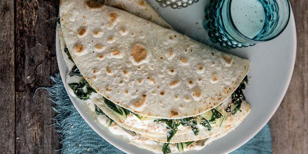 Piadina con squacquerone e bietola piccante ai semi di sesamo