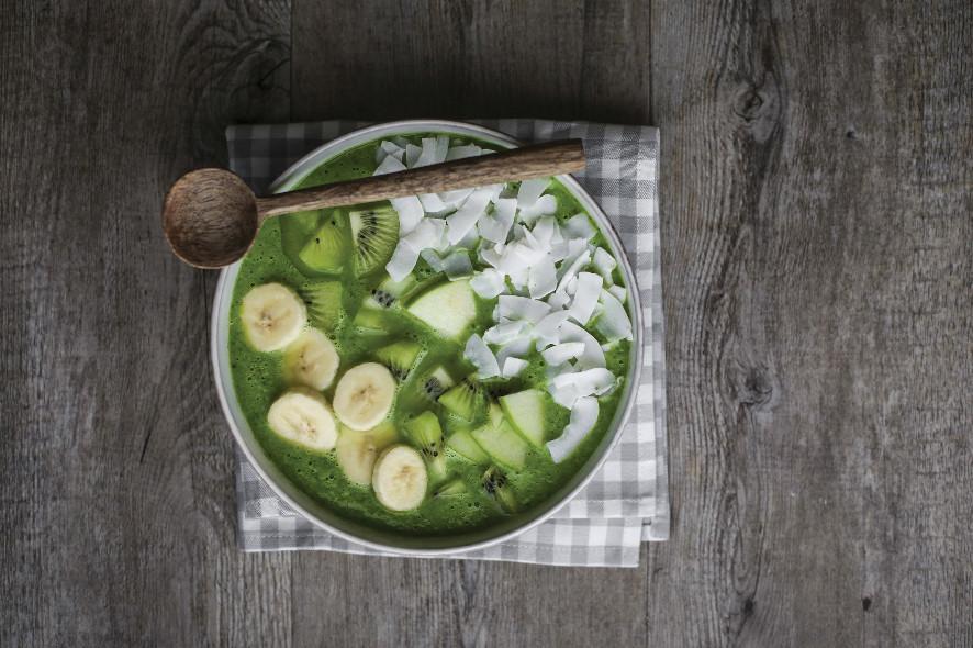 Smoothie bowl agli spinacini con banana, mela verde, cocco e kiwi