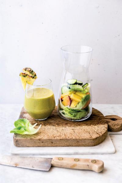 Smoothie di avocado, ananas, cetrioli, insalata e pesca