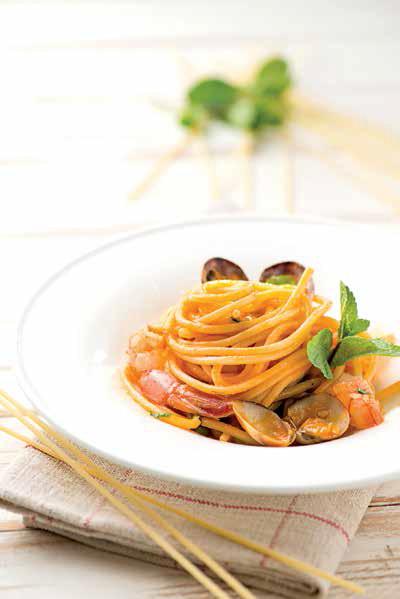 Spaghetti con cozze, vongole e gamberoni