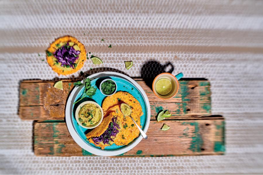 Tacos di carote con hummus di avocado e cavolo cappuccio viola