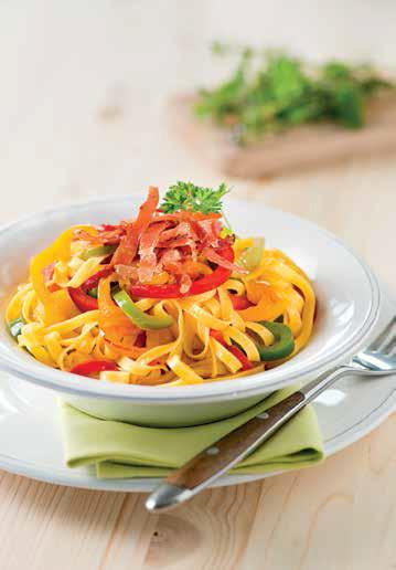 Tagliatelle con julienne di peperoni e speck croccante