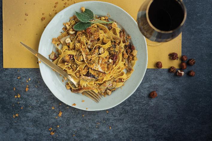 Tagliatelle integrali con porcini, nocciole e Castelmagno