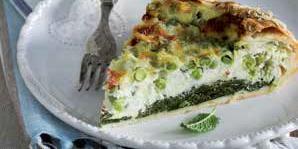 Torta al farro con ortiche, piselli e ricotta