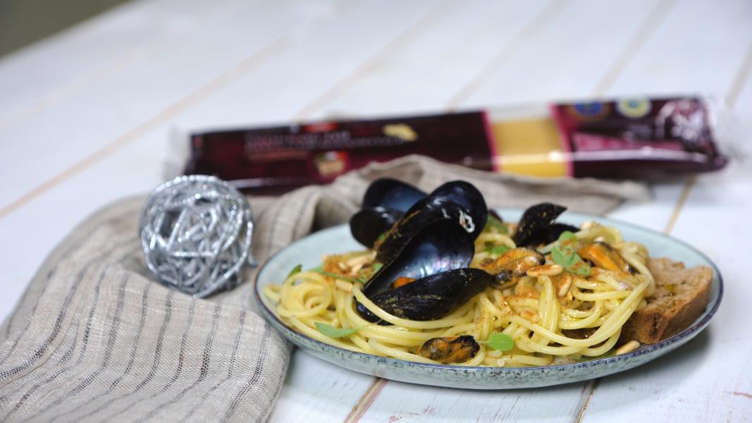 Vermicelli con cozze, pinoli, bottarga e pane